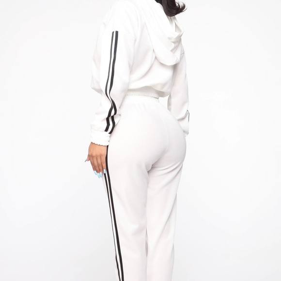 White tracksuit from Fashionnova. Hoodie and jogging are included. Never worn - Picture 4 of 4